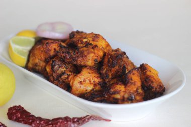 Kerala usulü kuru tavuk rostosu. Kızartma makinesi ile hazırlandı. Beyaz arkaplanda çekilen