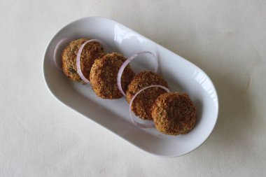 Açık kahverengi tavuk pirzolası, tavuklu kızartma makinesinde yapıldı. Beyaz arkaplanda çekilen