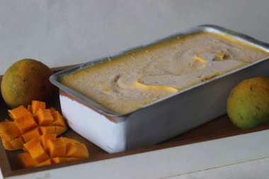 Ev yapımı mango dondurması Lalbagh mangoları ile hazırlandı. Dondurucunun dışında alüminyum tepside tutuluyordu. Yaz sıcağında bir ikram..