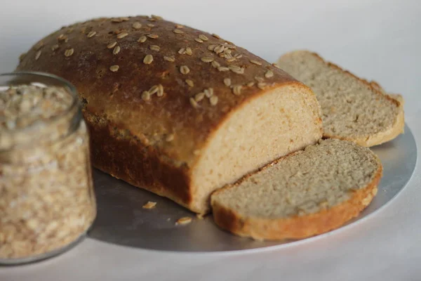 Broodjes Gebakken Met Volkoren Haver Schot Witte Achtergrond — Stockfoto