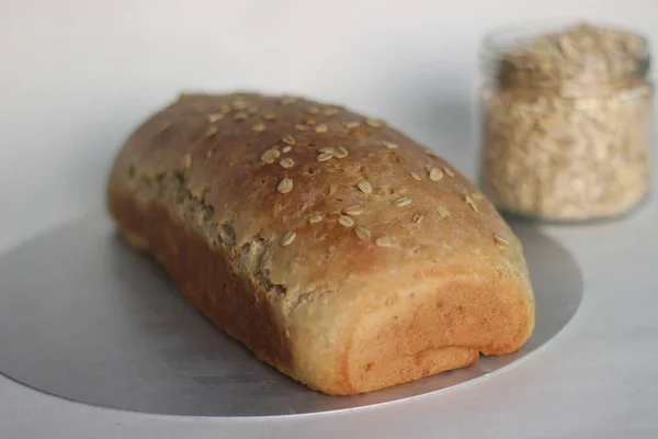 Zelfgebakken Brood Met Volkoren Haver Schot Witte Achtergrond — Stockfoto