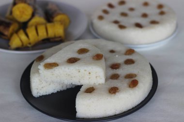 Haşlanmış pirinç keki mayalanmış pirinç hamuru ve hindistancevizi ile hazırlandı. Kerala 'nın yerel olarak vattayappam ve buharda pişirilmiş etakka olarak bilinen sağlıklı bir kahvaltı kombinasyonu.