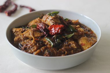 Hindistan cevizi yağlı ve ev yapımı masala tozlu körili tavuk. Beyaz arkaplanda çekilen.