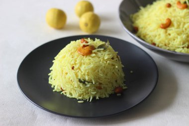 Baharatlı pirinç, hardal tohumlu pilav, kızarmış mercimek, fıstık, kaju fıstığı, yeşil biber, kırmızı biber, köri yaprağı, asafoetida, zerdeçal ve limon suyu ile hazırlandı..