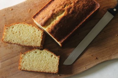 Ev yapımı vanilyalı kek dilimleri. Ayrıca sarı pasta, tereyağlı kek ya da çay keki de denir. Beyaz arkaplanda çekilen.