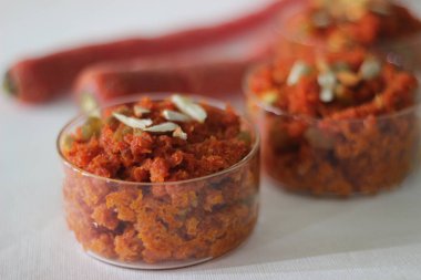 Hindistan 'dan havuç tabanlı tatlı puding. Rendelenmiş havuç, süt, şeker ve kakule ile yapıldı. Gajar ka halwa olarak da bilinir. Beyaz arkaplanda çekilen.