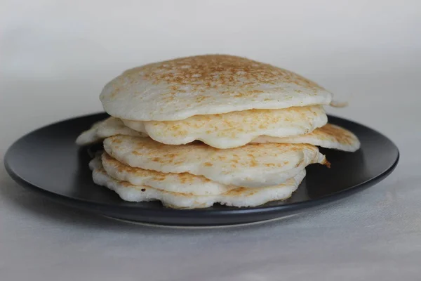 用发酵米粉和烤椰子做的自制米糕 喀拉拉拉邦最受欢迎的早餐菜叫卡拉帕姆 在白色背景下开枪 — 图库照片