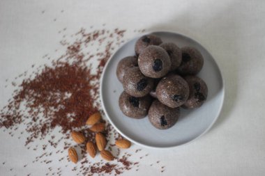 Parmak darı tohumlu Laddu. Laddu tatlı şekilli bir küredir ve öncelikle un, yağ ve şekerden yapılır, ama burada un parmak değirmenleri veya Ragi 'den yapılır. Beyaz arkaplanda çekilen.