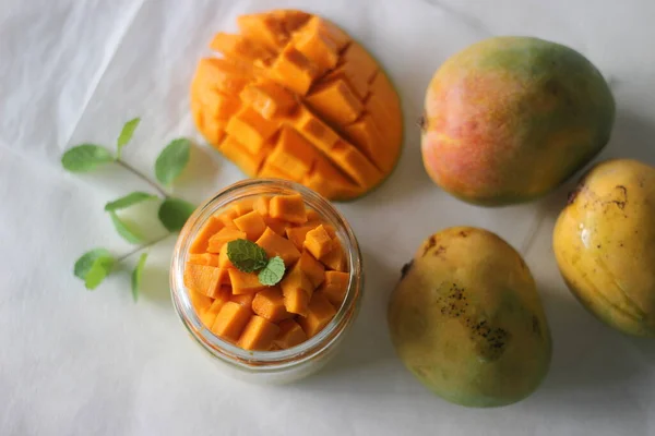 Natillas Vainilla Rematadas Con Mangos Recién Cortados Servidos Frasco Disparo —  Fotos de Stock