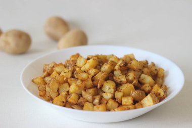 Fritözde kızartılmış küp patates. Beyaz arkaplanda çekilen.