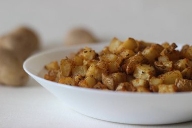 Fritözde kızartılmış küp patates. Beyaz arkaplanda çekilen.