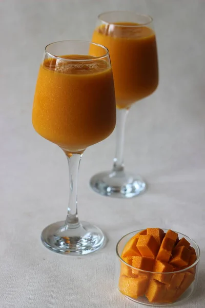 Due Bicchieri Succo Mango Con Mango Ben Affettato Tenuto Accanto — Foto Stock