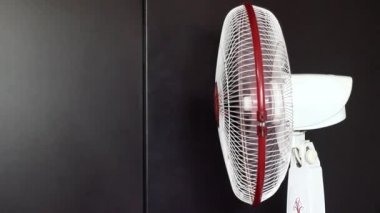 Mumbai, Hindistan, 07 Mart 2021: Bir hayranın hareketli hareketi. Manzarayı kapat. Logo görünür