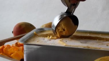 Taze kesilmiş Lalbagh mangolarıyla servis edilecek ev yapımı mango dondurması. Yaz sıcağında bir ikram.. 