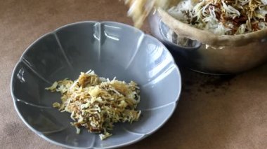 Buharlı sıcak koyun eti biryani servis ediyorum. Baharatla pişirilmiş bir yemek hafif baharatlı ghee pilavı ile bol karamelli soğan ve yoğurt içinde marine edilmiş koyun eti arasında..