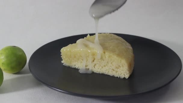 Glasyr Den Hembakade Citron Blonda Brownie Skivor Med Citron Glasyr — Stockvideo