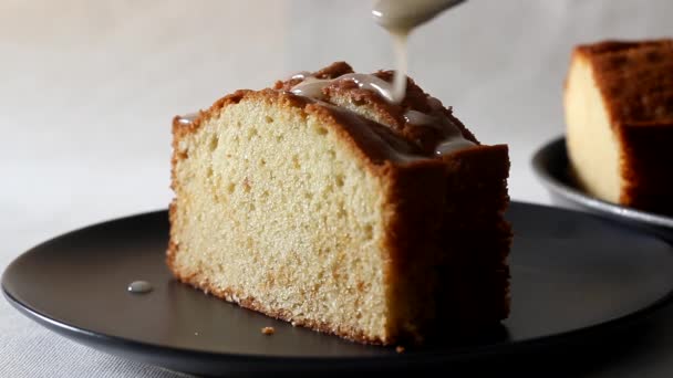 Dando Fino Glace Limón Pastel Vainilla Horneado Casa También Llama — Vídeo de stock