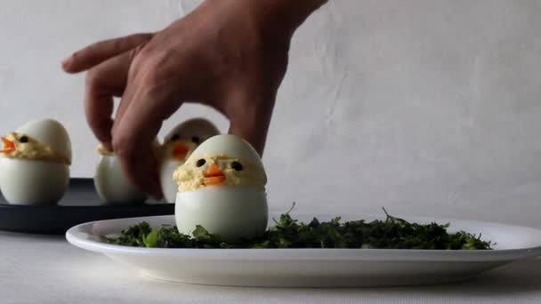 Het Regelen Van Duivelskuikens Een Bord Bereid Als Paaseieren Traditionele — Stockvideo