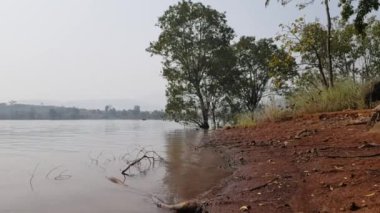 Dalgalar göl tarafında. Pan karadan göle doğru yavaşça ilerlerken ateş etti. Pavana gölünün kıyısında, Tungi, Lonavala 'da, Maharashtra, Hindistan' a yakın bir tepede çekildi.