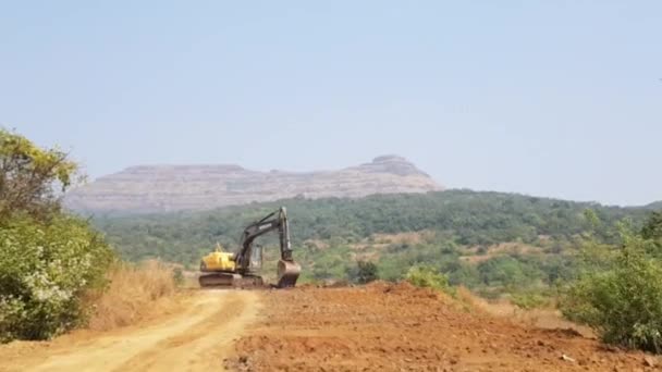 2021年5月9日 印度马哈拉施特拉邦Lonavla 一辆挖掘机正在工作 以拓宽和维修村庄道路 从Javan Tungi公路沿线的一个村庄开枪 — 图库视频影像