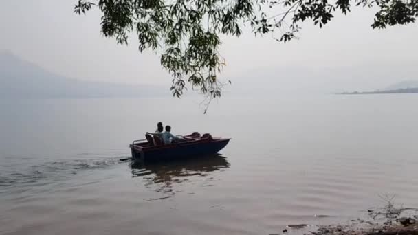 Lonavla Maharashtra India Mayo 2021 Gente Pedaleando Barco Lago Pavana — Vídeos de Stock