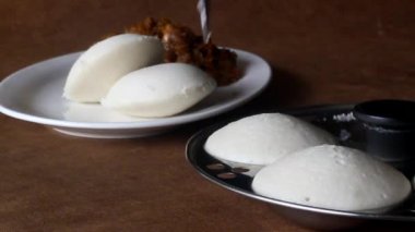 Tabaktaki küften yerel olarak Idli olarak bilinen tuzlu pirinç kekini çıkarıyorum. Idli mayalanmış pirinç hamuru buharı ile hazırlanır.. 