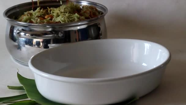 Serwując Kurczaka Bez Kości Biriyani Talerzu Dużej Miski Smaczny Posiłek — Wideo stockowe