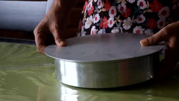 Mengubah Kue Nanas Terbalik Dengan Membalik Kue Piring Langkah Terakhir — Stok Video