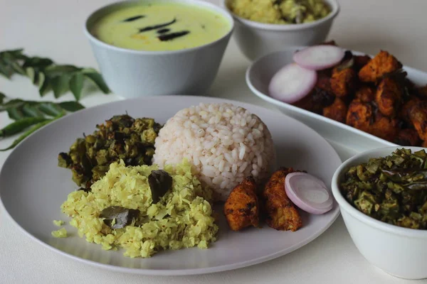 Non Vegetariánská Jídla Připravena Kerala Stylu Servíruje Vařená Červená Rýže — Stock fotografie