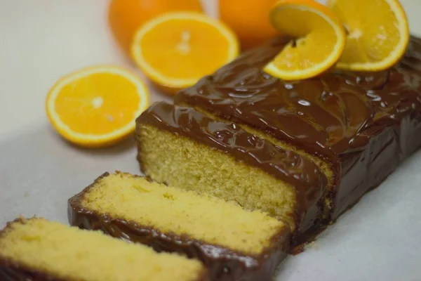 Pastel Pan Naranja Con Ganache Chocolate Decorado Con Rodajas Naranja —  Fotos de Stock