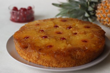 Karamelli ananaslı kek. Üzerinde ananas dilimleri olan ev yapımı ananaslı kek. Beyaz arkaplanda çekilen