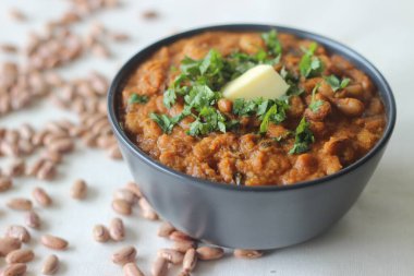 Kalın ve baharatlı soğan ve domates soslu kırmızı böbrek fasulyesi. Hindistan 'ın kuzey kesimlerinde rajma masala olarak bilinir. Beyaz arkaplanda çekilen.