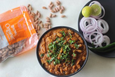 Mumbai, Maharashtra, Hindistan, 13 Mayıs 2021: Kırmızı ve beyaz fasulye sepetleri ve yanında kırmızı fasulye köri. Köri, Hindistan 'ın kuzey kesimlerinde yaygın olarak rajma masala olarak bilinir..