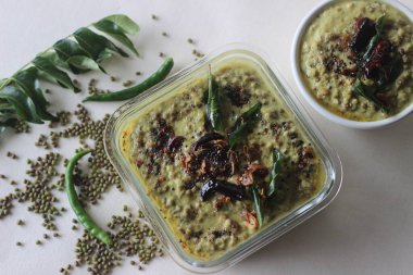 Yeşil gram köri. Hindistancevizi, arpacık soğanı ve yeşil biber karışımında haşlanmış yeşil gram. Genel olarak moong dal köri olarak bilinir. Beyaz arkaplanda çekilen.