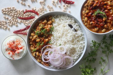 Siyah gözlü bezelye olarak da bilinen beyaz bezelyeli sos. Kaynamış inek bezelyesi, bol soğan, domates, hindistan cevizi ve baharat sosunda haşlandı. Buğulanmış basmati pilavı ve lor peyniri ile servis edilir..
