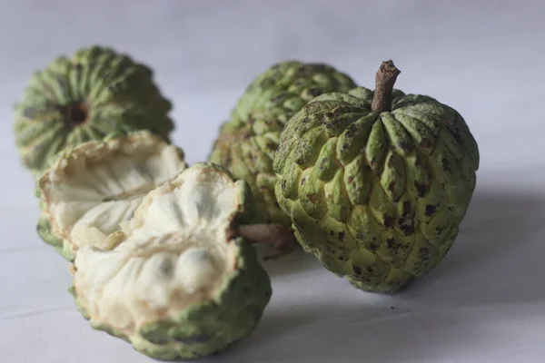 Cherimoya Yeşil Koni Şeklinde Deri Kremalı Tatlı Etli Bir Meyvedir — Stok fotoğraf