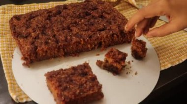 Dilimlenmiş süper nemli tarçınlı tarçınlı elmalı kek, tarçın ezmesi ve kahverengi şekerli. Pastanın dokusuna odaklanarak çekilen çekim.