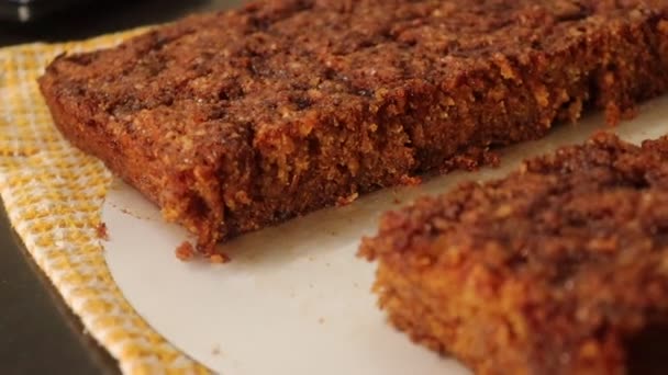 用肉桂奶油和红糖切碎的超湿润肉桂味苹果蛋糕 潘的镜头集中在蛋糕的质地上 — 图库视频影像