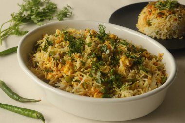Haşlanmış basmati pilavı, yarı kuru süzme peynir ve dolma biberle birlikte. Hindistan 'da yaygın olarak Paneer pirinci olarak bilinir. Beyaz arkaplanda çekilen