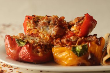 Doldurulmuş dolma dolma biber. Üzerine mozzarella peyniri serpiştirilmiş sotelenmiş süzme peynir ve havuç karışımıyla doldurulmuş çan biberlerinin havada kızartılmasıyla yapılır. Beyaz arkaplanda çekilen.