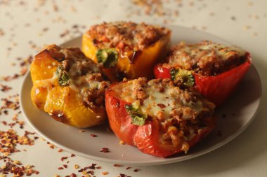 Doldurulmuş dolma dolma biber. Üzerine mozzarella peyniri serpiştirilmiş sotelenmiş süzme peynir ve havuç karışımıyla doldurulmuş çan biberlerinin havada kızartılmasıyla yapılır. Beyaz arkaplanda çekilen.