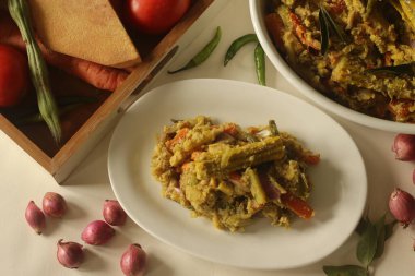 Aviyal popüler bir Kerala yemeğidir ve yemeğin önemli bir parçasıdır. Hindistan cevizi yağı ve köri yapraklarıyla tatlandırılmış birçok sebzenin yoğun bir karışımıdır..