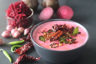 Pancar Pachadi. Yoğurt bazlı pancar çorbası. Kerala yemekleri için bir meze, özellikle Onam Sadya..