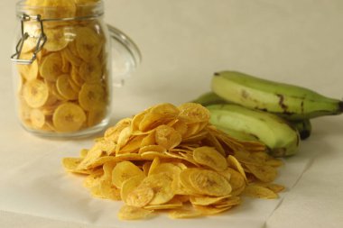 Kızarmış muz cipsi olgun muz dilimlerinin altında kızartılmış. Vejetaryen Onam yemeklerinin ana öğelerinden biri olan etakka upperi. Beyaz arkaplanda çekilen