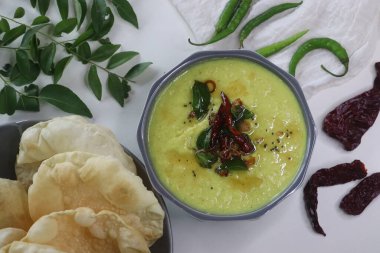 Parippu köri, Kerala Sadya 'nın ilk yemeği. Haşlanmış moong dal hindistan cevizi, yeşil biber, arpacık soğanı, zerdeçal ve kimyon macunu ile pişirilir ve hindistan cevizi yağıyla sertleştirilir. Papadam 'la birlikte vuruldu.