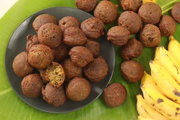 Rijstbeignets Gemaakt Met Een Beslag Rijstmeel Banaan Jaggery Geroosterde Kokosstukjes — Stockfoto