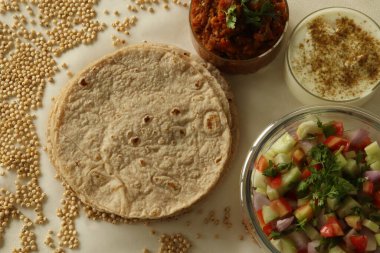 Jowar roti ya da jowar bhakri darı unundan yapılan sağlıklı glütensiz flatekterlerdir. Kızarmış brinjal ve sebze salatasıyla birlikte patates püresi ve sotelenmiş ateşle servis edilir.