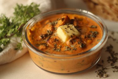 Tereyağlı tavuk parçaları tereyağlı kremalı domates sosuyla pişirilmiş tereyağlı tavuk. Maida 'dan yapılmış bir katmanlı ekmek. Bu sarkık kurdeleli krep ve tavuk körili kombinasyonu Kerala 'nın favorisi..