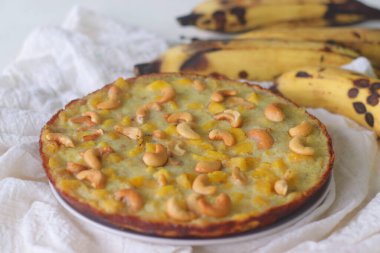Kaipola ya da Plantain Pola, otantik Kuzey Kerala Malabar atıştırmalığıdır. Müslüman ailelerde çoğunlukla iftar partileri için yapılır. Plantain ve Egg bu yemeğin ana malzemeleridir.