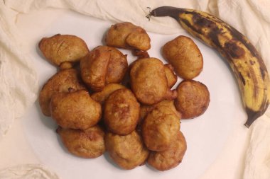 Fındıklı puf puf, Afrika 'nın popüler sokak yemekleri pufunun olgunlaşmış muz kabuklarıyla yapılan bir versiyonu. Olgunlaşmış muzları tüketmek için harika bir yol. Beyaz arkaplanda çekilen